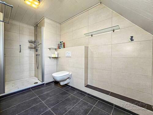 modernisiertes Badezimmer Fachwerkhaus DG - 