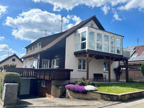 Ansicht von der Wendeplatte vor dem Haus - Gepflegtes Wohnhaus - zwei Wohneinheitenzwei Garagen - ruhige Ortsrandnähe