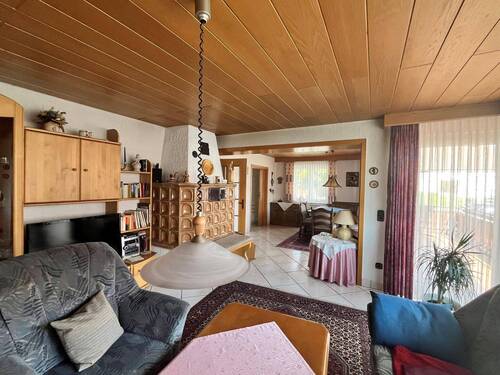 Wohnen/Essen EG mit Kachelofen - 6 Zimmer Mehrfamilienhaus, Wohnhaus zum Kaufen in Herrenberg