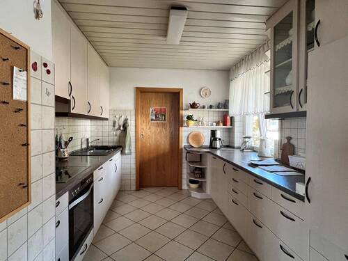 Küche mit Speisekammer im EG - 6 Zimmer Mehrfamilienhaus, Wohnhaus in Herrenberg