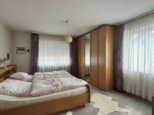 Schlafzimmer im EG - Mehrfamilienhaus, Wohnhaus mit 193,00 m&sup2; in Herrenberg zum Kaufen