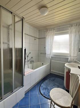 Tageslichtbad Dusche Waschbecken und WC im EG - 