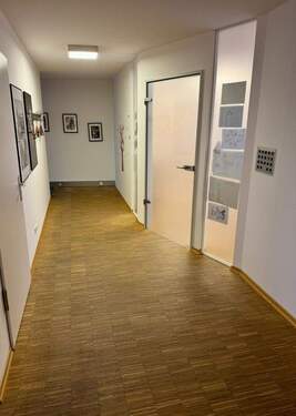 Zugang Behandlungsraum - Helle Büro- Praxisfläche mit Terrasse (provisionsfrei)