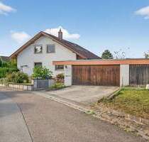 Charmantes Zweifamilienhaus mit Garten, Doppelgarage und vielen Möglichkeiten in Königsbach-Stein