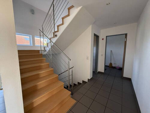 Flur EG und Treppe - 