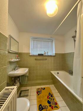 Badezimmer mit Wanne und Fenster - 