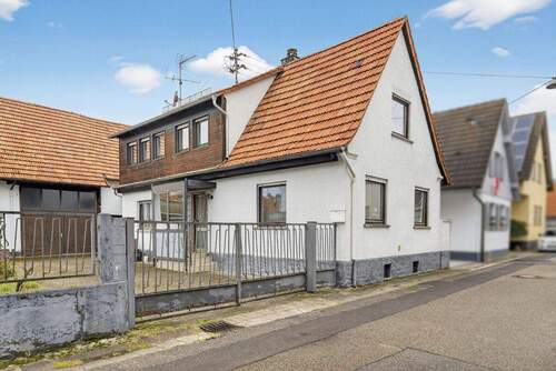 Vorderansicht - Ein Haus, das auf Ihre Ideen wartet - mit Scheune, Garten & Geschichte