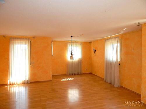 Wohnzimmer - 3 Zimmer-Maisonette mit zwei Balkonen und Garage - sofort bezugsfrei