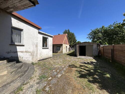 Blick in den Hof - 4 Zimmer Doppelhaushälfte in Pritzwalk