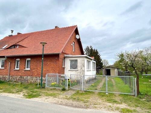 Straßenansicht 2 - Doppelhaushälfte mit 90,00 m² in Pritzwalk zum Kaufen