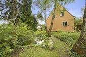 Garten mit Teich - Mehrfamilienhaus, Wohnhaus mit 83,60 m² in Falkensee zum Kaufen