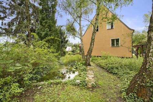 Garten mit Teich - Mehrfamilienhaus, Wohnhaus mit 83,60 m² in Falkensee zum Kaufen