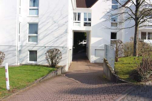 Zufahrt Garagen - 4 Zimmer Etagenwohnung in Detmold