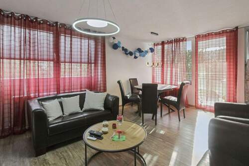 Wohnzimmer - Modern & Bezugsfertig: Sanierte 3-Zimmer-Wohnung mit Balkon, Aufzug und TG-Platz