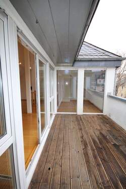 Balkon Bild 2 - Etagenwohnung mit 145,00 m&sup2; in Frankfurt am Main zur Miete