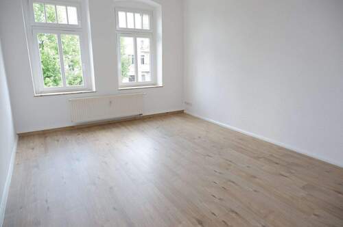 Wohnzimmer - Modernes Laminat - Bad mit Fenster - West Balkon - 1. OG !
