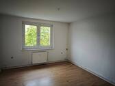 Wohnzimmer - 3 Zimmer Etagenwohnung zur Miete in Regis-Breitingen