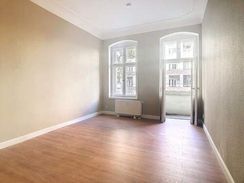 Wohnzimmer mit Balkon - 1 Zimmer Etagenwohnung zum Kaufen in Berlin