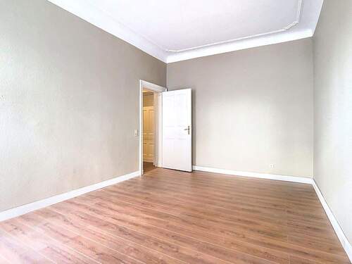 Wohnzimmer mit Stuckdecke - 1 Zimmer Etagenwohnung in Berlin