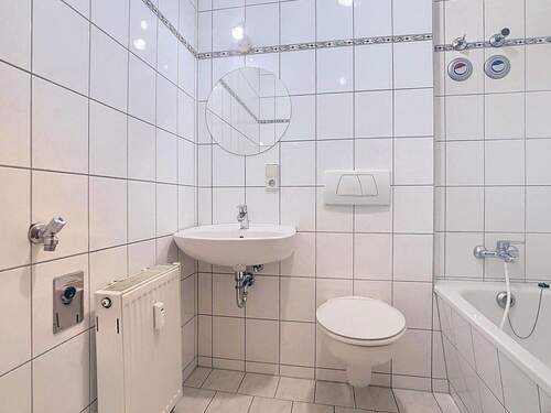 Modernes Bad mit Wanne - 