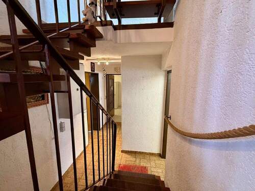 Treppenlauf zum Sockelgeschoss - 
