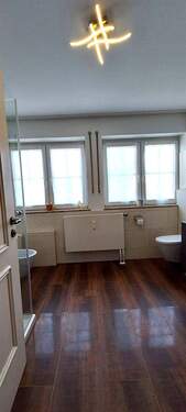 Bad mit großem Fenster und neuem Boden - 