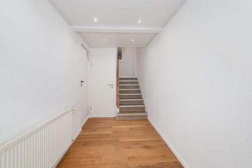 Diele / Treppenhaus - 5 Zimmer Doppelhaushälfte zum Kaufen in Bad Wildbad