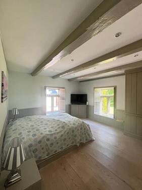 Schlafzimmer, unten, mit eigenem Bad bietet die perfekte Kombi aus Komfort und Privatsphäre und kann als luxuriöse persönliche Rückzugsoase gestaltet werden - 