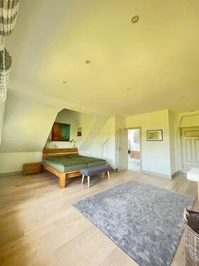 Ein großzügiges Schlafzimmer mit eigenem Bad und Ankleidezimmer ist eine luxuriöse und praktische Gestaltung, die sowohl Komfort als auch Stil miteinander vereint - 