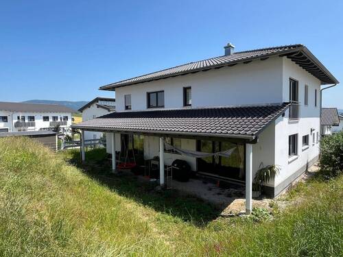 Außenansicht Terrasse und Südseite - Zuhause mit Perspektive - Großzügiges, hochwertiges Einfamilienhaus mit Einliegerwohnung