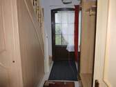 Flur mit Treppenaufgang - 