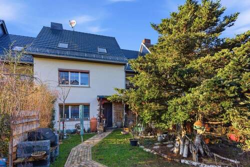 Blick vom Garten - Wohntraum auf dem Land mit 6 Zimmern, großem Balkon und überdachter Terrasse