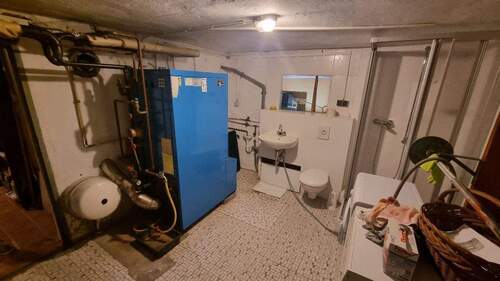 Waschküche mit WC, Waschbecken & Dusche - 