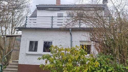 Hausansicht mit Balkon - 