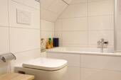 Bad II - mit Badewanne - 5 Zimmer Etagenwohnung zur Miete in Elsfleth