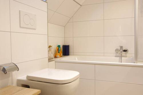 Bad II - mit Badewanne - 5 Zimmer Etagenwohnung zur Miete in Elsfleth
