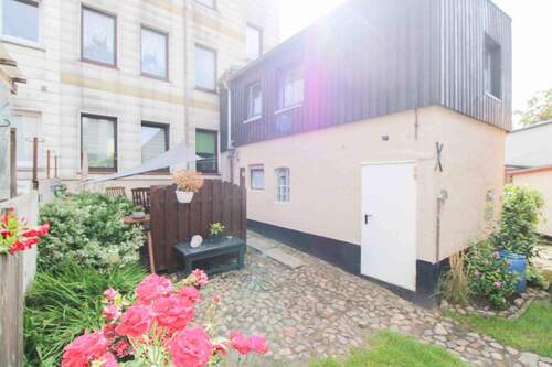 Rückwärtige Ansicht mit Nebengebäude - 