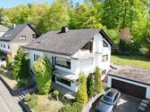 Blick auf das Wohnhaus - 1 Zimmer Mehrfamilienhaus, Wohnhaus zum Kaufen in Hillscheid
