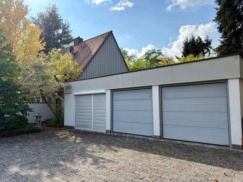 Garagen mit Parkplätzen davor - 