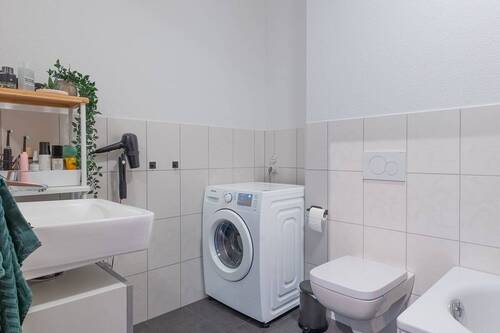 Badezimmer mit Platz für Waschmaschine und Trockner - 
