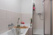 Badezimmer mit Badewanne und Dusche - 