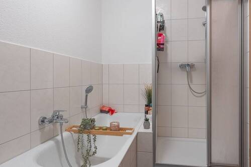 Badezimmer mit Badewanne und Dusche - 
