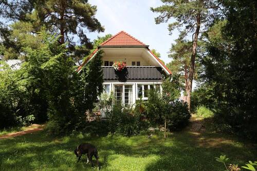 Ansicht von der Straße - Haus in idyllischer Lage mit angefügtem Neubau