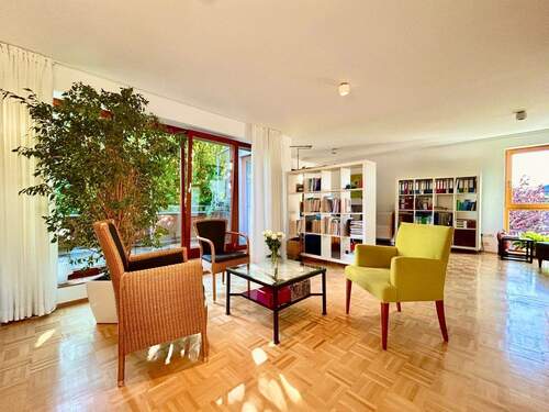 1. Obergeschoss mit Balkonaustritt des Anbaus - 