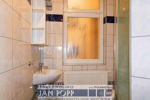 Tageslichtbad mit Duschkabine und Eckwanne - 