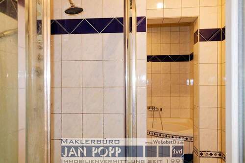 Tageslichtbad mit Duschkabine und Eckwanne - 