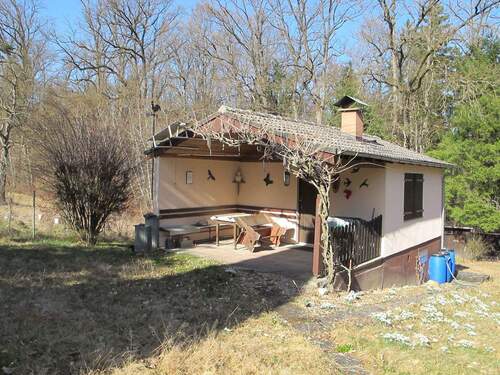 Wochenendhaus mit Plattenwegen, Ziegeldach, Regentonnen.JPG - Naherholung am Waldrand, Freizeit, Hobby, Natur - am Rande des Siebenmühlentales
