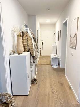 Flur - Blick zur Eingangstür - 