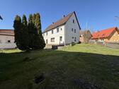 Hausansicht mit Garten - Einfamilienhaus mit Scheune und Nebengebäude - Renovierungsobjekt mit Potenzial