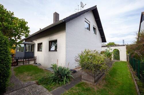 Seitenansicht rechts - 7 Zimmer Einfamilienhaus zum Kaufen in Bielefeld